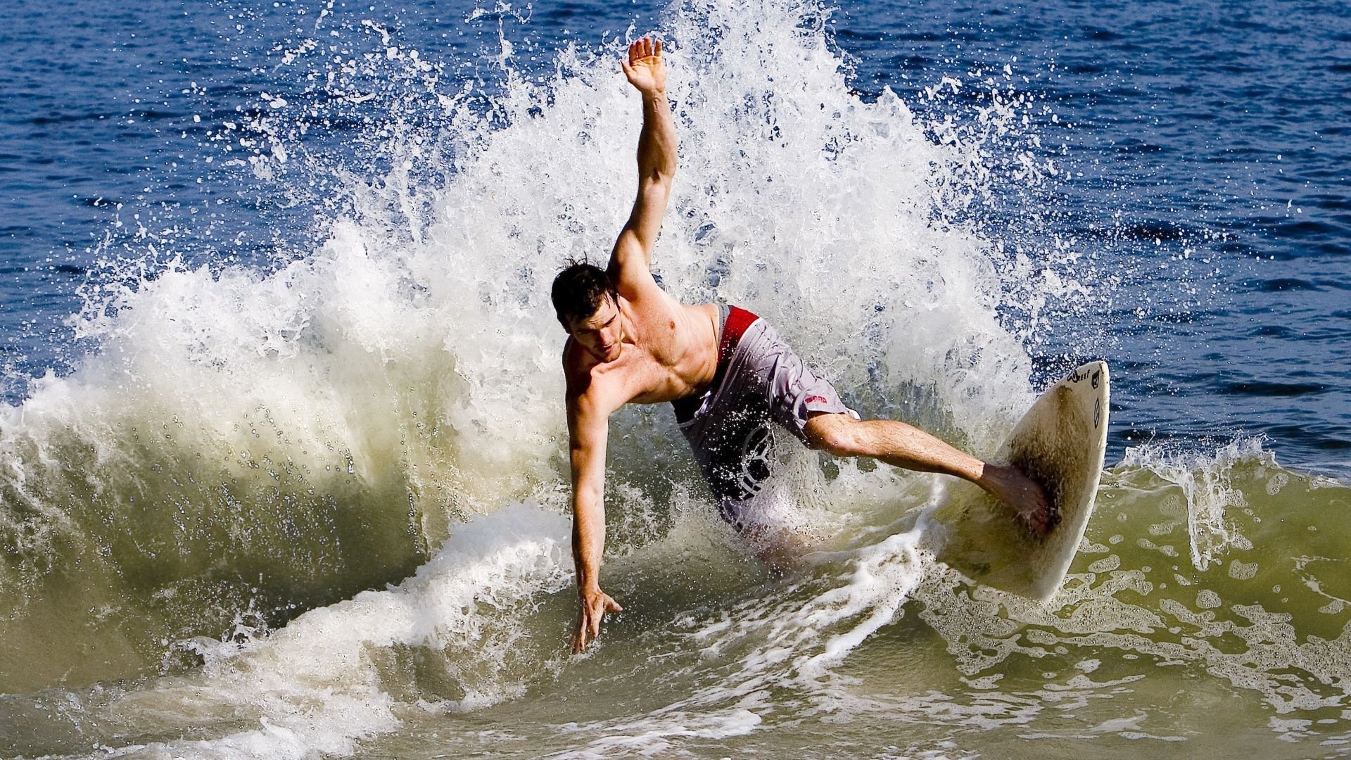 地方青训俱乐部设立公开选拔营发掘更多潜力球员，青训出名的俱乐部